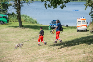 Mit speziellen Mantrailer-Hunden wurde in Selk nach der vermissten gesucht - © Benjamin Nolte / www.bos-inside.de