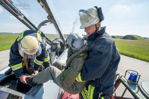 Der Pilot wird aus dem Cockpit gerettet