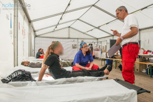 Unterschiedliche Arten von Verletzungen und Erkrankungen werden im Zelt behandelt