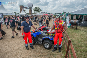 Zwei Sanitäter auf dem Gelände in Wacken