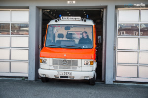 Nur mit eingeklappten Spiegeln können einiger Fahrzeuge aus den Hallen bewegt werden