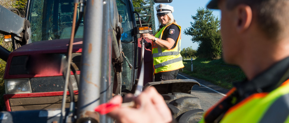 Polizei kontrolliert landwirtschaftlichen Verkehr - Foto: Benjamin Nolte / www.bos-inside.de