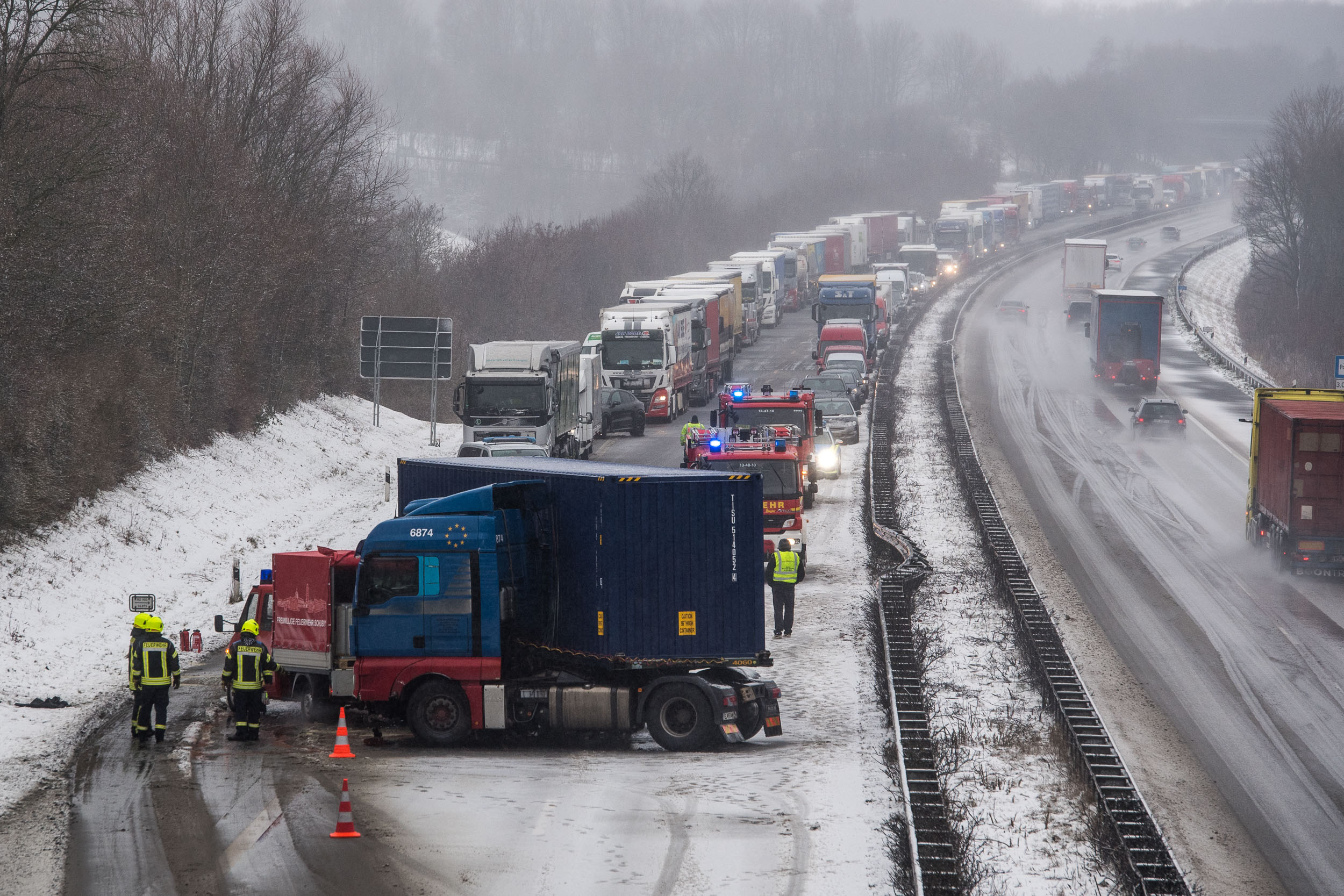 vollsperrung-der-a7-in-richtung-s-den-nach-schwerem-lkw-unfall-bos-inside